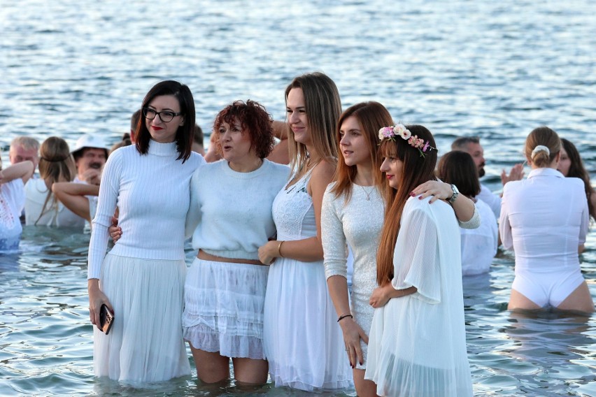 Jezioro Aniołów w Tarnobrzegu powróciło! Setki osób wykąpało się w Jeziorze Tarnobrzeskim o wschodzie słońca. Zobacz zdjęcia