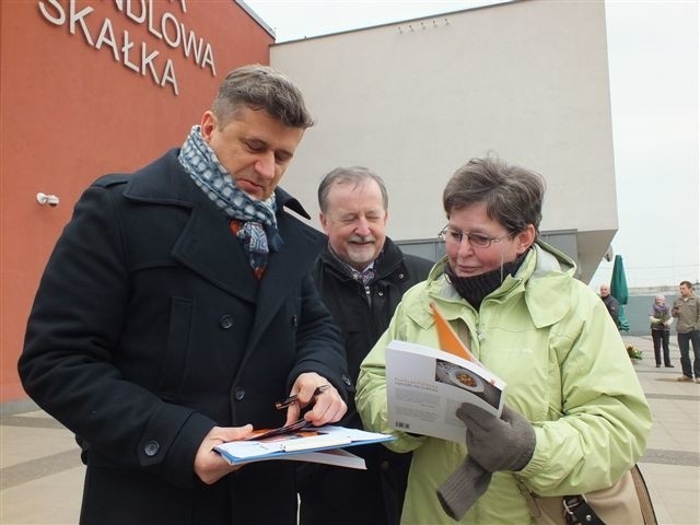 Janusz Palikot przed Galerią Skałka.