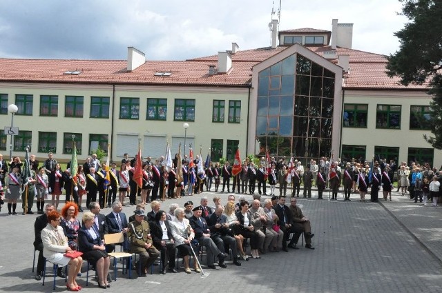 Uroczystość rozpoczęła się na szkolnym placu.