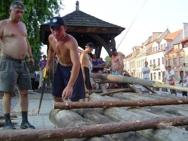 Flisacy z Ulanowa pokazali, jak buduje się tratwę.