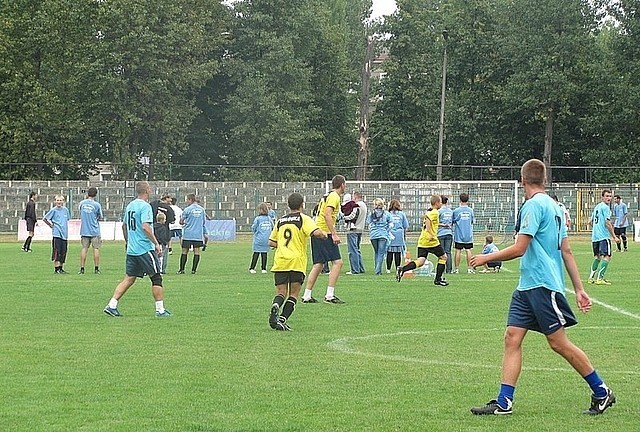 Policjanci grają z reprezentacja księży.