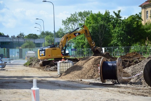 Trwają przygotowania do położenia instalacji podziemnych wokół przyszłego ronda u zbiegu Zwycięstwa, Stawisińskiego i Pileckiego.