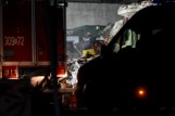 Poznań: Wybuch gazu w kamienicy na Dębcu. Strażacy nawet w nocy przeczesują gruzy [ZDJĘCIA]