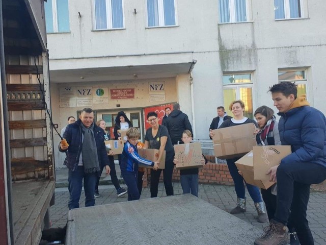 17 rodzin z gminy Gniewkowo otrzymało pomoc w ramach tegorocznej "Szlachetnej Paczki". Przygotowania do akcji trwały kilka miesięcy. Trzeba było wytypować rodziny, zdiagnozować ich potrzeby oraz znaleźć darczyńców. W tym roku pomoc trafiła głównie do osób starszych, samotnych, niepełnosprawnych lub do rodzin z niepełnosprawnym dzieckiem. - Chcieliśmy pomóc tym, którzy są w bardzo trudnej sytuacji, ale na co dzień ze względu na kryterium dochodowe nie dostają wsparcia z ośrodka pomocy społecznej. Dotarliśmy też do osób, które nie korzystają z pomocy ośrodka, bo się wstydzą, bo uważają, że innym żyje się znacznie gorzej - tłumaczy Magdalena Kolczyńska, liderka gniewkowskiej grupy "Szlachetnej Paczki". W ścisłym sztabie akcji oprócz pani Magdy działało 6 wolontariuszy. Pomagali też inni, w tym gniewkowski urząd. Darczyńcami byli nie tylko mieszkańcy gminy Gniewkowo, ale i innych miejscowości z województwa. Pomoc przyszła miedzy innymi z Inowrocławia, Orłowa, Torunia i Włocławka. W miniony weekend, nazywany przez wolontariuszy weekendem cudów, nastąpił wielki finał akcji. Dary były rozwożone do potrzebujących. - Emocje, które przeżyliśmy w ten weekend, będą nam na pewno towarzyszyły przez następne miesiące. Mamy olbrzymią satysfakcję, że pomogliśmy tym osobom, że dzięki naszemu zaangażowaniu będą miały piękniejsze święta - wyznaje Magdalena Kolczyńska. Dodaje, że obdarowywani nie spodziewali się, że trafi do nich aż tyle paczek, a w nich prezenty, o jakich przez ostatnie lata tylko marzyli: między innymi nowy sprzęt AGD, pralki, kuchenki gazowe.- Pewna starsza pani, której jakiś czas temu spalił się dom, miała wyjątkowe marzenie. Chciała otrzymać ikonę Matki Boskiej. Szkoła z Inowrocławia pozyskała ją od księdza. Jak ta pani zobaczyła zawartość paczki, bardzo się wzruszyła i ucałowała ikonę. Dla niej był to najważniejszy prezent. Ona płakała, a my płakaliśmy razem z nią - opowiada pani Magda. Wolontariuszką jest już od wielu lat. Odkąd pamięta, zawsze odczuwała potrzebę pomocy innym. Wolontariatem zaraziła swojego męża. Wspólnie wrażliwości na ludzką krzywdę uczą swoje dzieci. - Ludzie muszą pomagać sobie nawzajem, bo bez tego świat przestanie istnieć - przekonuje. Podkreśla, że praca przy "Szlachetnej Paczki" jest pracą zespołową. Członkowie sztabu już dziś zapewniają, że za rok znów zaangażują się w tę akcję. Kuba stracił dom. Mieszkańcy gminy Kruszwica pomagają mu go odbudować: