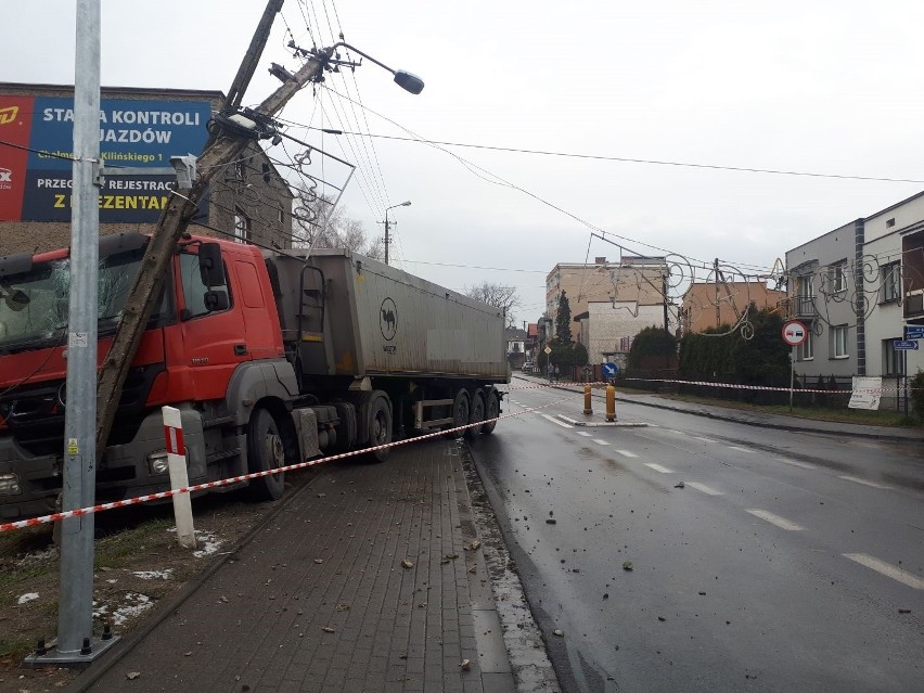 Kolizja w Chełmku. Udział w niej wzięły osobówka, autobus i...