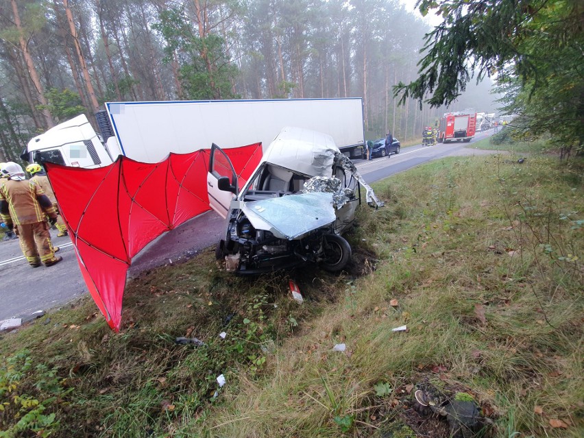 Śmiertelny wypadek na trasie 212 z Bytowa do Chojnic. Droga jest zablokowana