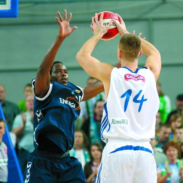 Słupscy koszykarze po dotkliwych porażkach w Kołobrzegu i Świebodzicach będą próbowali wygrać w Warszawie. Na zdjęciu Omar Barlett (z lewej).