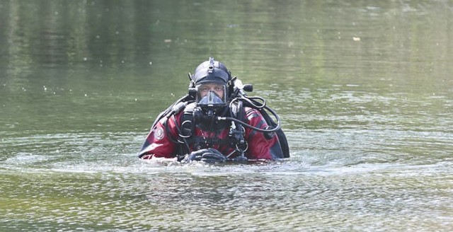 Zwłoki kobiety w jeziorze w Garbiczu znaleźli płetwonurkowie ze straży pożarnej. Wcześniej policję zaalarmowali mężczyźni, przechodzący obok jeziora. Natknęli się na rzeczy osobiste 45-letniej Niemki.