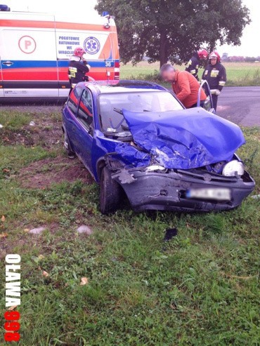 Wypadek w pobliżu Jelcza-Laskowic. Cieżarówka wjechała w samochód osobowy (ZDJĘCIA)