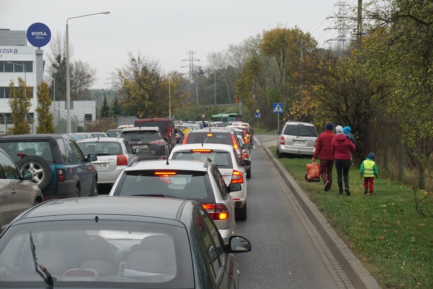 Korki w okolicy cmentarza na Miłostowie w Poznaniu