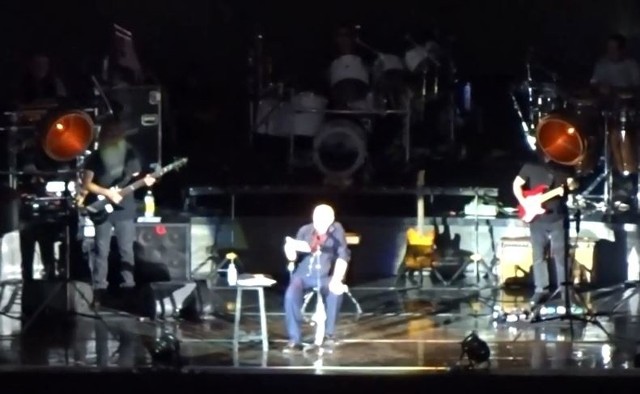 Phil Collins nadal śpiewa! Muzyk w środę 26 czerwca dał koncert na PGE Narodowym, fani byli zachwyceni. Już na samym początku zapowiedział, że występ będzie prowadził z pozycji siedzącej. Dodał także kilka słów o swoim zdrowiu, wszytko powiedział w języku polskim! Po tych słowach, mocnych słowach publiczność oszalała.ZOBACZ FILM - KLIKNIJ DALEJ