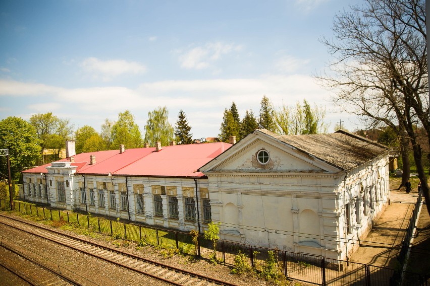 Widok na budynek przy ul. Szkolnej 1 od strony torów.