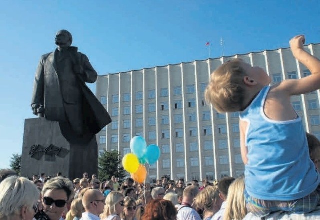 Szukając informacji o Piotrze Maksymowiczu Tielepniewie, który jest Honorowym Obywatelem Słupska, dowiedzieliśmy się, że ówszef partii w obwodzie Archangielskim przeszedł do historii ZSRR. Tym, że postawił ostatni w historii Związku Radzieckiego pomnikLenina. Sami Rosjanie zauważają, że w czasach pierestrojki już nikt inny takich rzeczy nie robił.