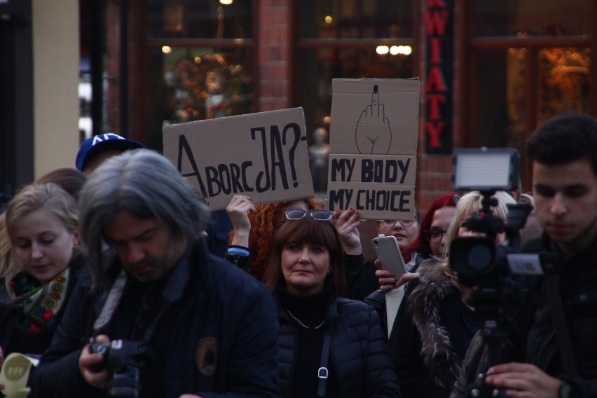 Drugi czarny protest w Rybniku - panie demonstrowały na rynku