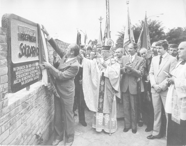 Wrocław 30 sierpnia 1981. W zajezdni przy Grabiszyńskiej Jerzy Piotrowski odsłania tablicę pamiątkową w byłej siedzibie międzyzakładowego komitetu strajkowego. W uroczystości uczestniczył kardynał Henryk Gulbinowicz.