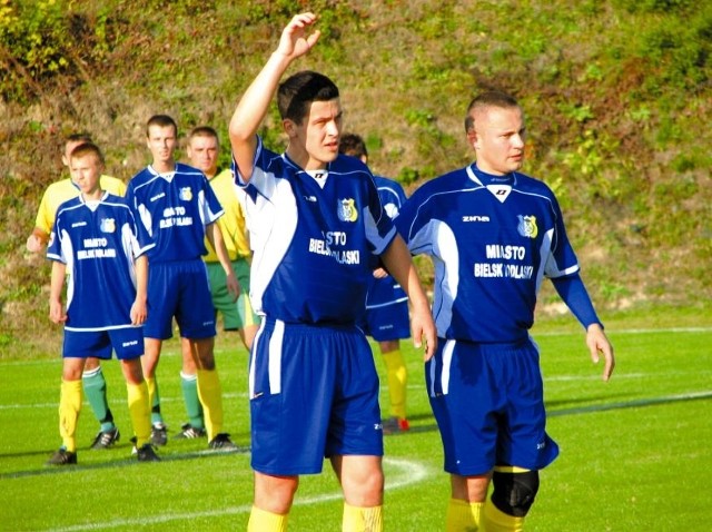 Pierwszego gola w Mielniku dał Turowi rzut wolny Grzegorza Pieczywka (z prawej) i główka Andrzeja Lewczuka