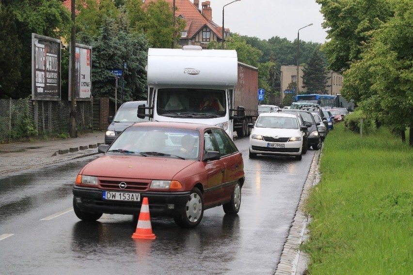 Wypadek na Kochanowskiego. Ukrainiec wjechał ciężarówką w dwa samochody i drzewo 