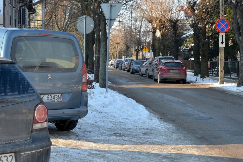 Ulicę Słoneczną w Kielcach blokują parkujące auta. Czy ruch jednokierunkowy rozwiąże problem?
