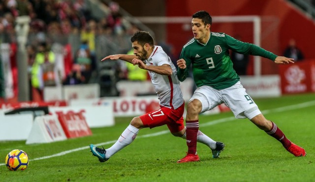 13.11.2017  gdansk. stadion energa gdansk. pilka nozna. mecz towarzyski: polska - meksyk  nz.   maciej makuszewski raul jimenez fot. karolina misztal / polska press/dziennik baltycki