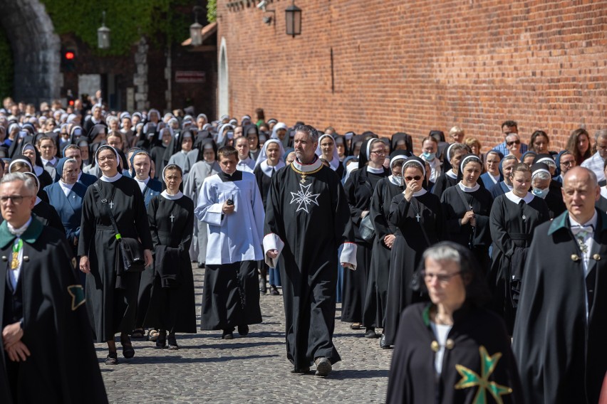 Kraków. Ulicami miasta przeszła procesja Bożego Ciała. Mimo pandemii zgromadziły się tłumy wiernych