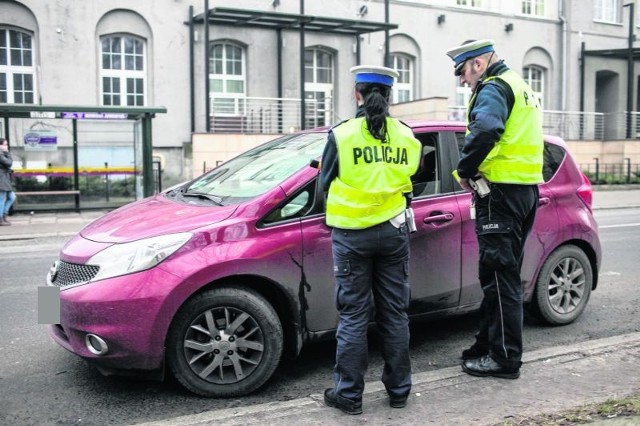 Na znak funkcjonariuszy z centrum monitoringu policjanci zatrzymywali samochody, których kierowcy popełnili wykroczenia.