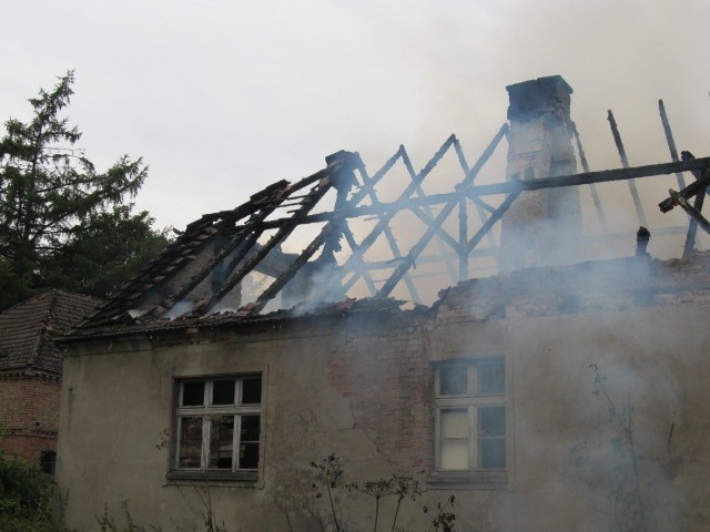 W miejscowości Nawino spłonął pustostan.