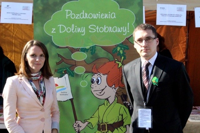 Tomasz Paluch i Joanna Leśnierowska z LGD "Dolina Stobrawy&#8221;, nagrodzonego razem z Opolską Chorągwią ZHP Opolską Niezapominają 2013. Lokalne Grupy Działania mają o tyle łatwiej, że powstały i utrzymują się z dedykowanych im pieniędzy unijnych.