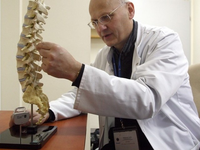 &#8211; Do tej pory w Polsce  neurostymulator wszczepiano pacjentom, którzy skarżyli się na przewlekłe bóle kręgosłupa &#8211; mówi dr Leszek Herbowski z oddziału neurochirurgii i neurotraumatologii w wojewódzkim szpitalu przy ul. Arkońskiej. &#8211; My, jako pierwsi w kraju zastosowaliśmy go u pacjenta z niedokrwieniem nogi.