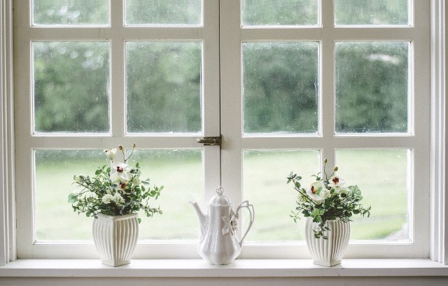 Stare drewniane oknoOkucia okienne – dlaczego tak ważne?