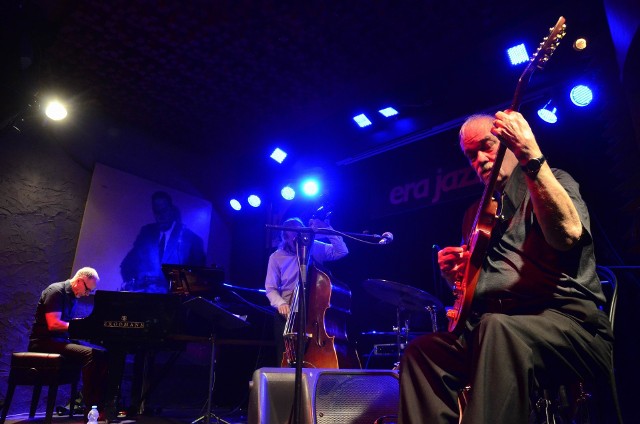 John Abercrombie w poznańskim klubie Blue Note z pianistą Markiem Coplandem i basistą Drew Gresse'm