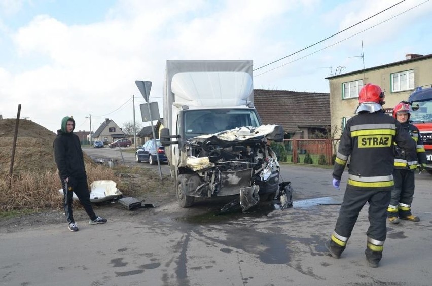 Wypadek na przejeździe kolejowym w Dalkach: Samochód...