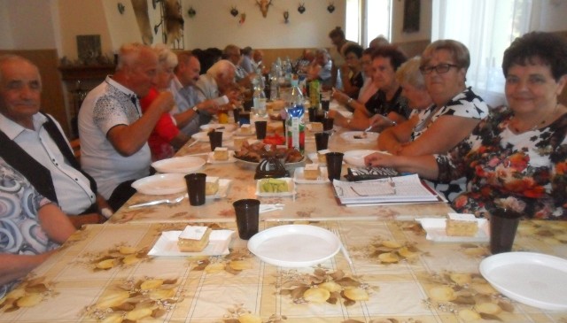 Kazimierscy seniorzy hucznie powitali lato na imprezie w domku myśliwskim w Słonowicach.