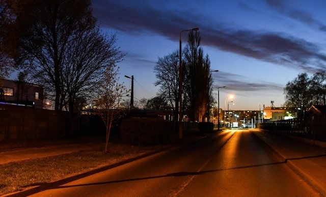 Mieszkańcy zastanawiają się i pytają władze gminy, czy rozwiązaniem problemu nie byłoby wyłączenie co drugiej lampy w gminie. Sęk w tym, że firmy energetyczne za wyłączenie jednej latarni żądają nawet 200 zł, a za ponowne jej włączenie - 300 zł.