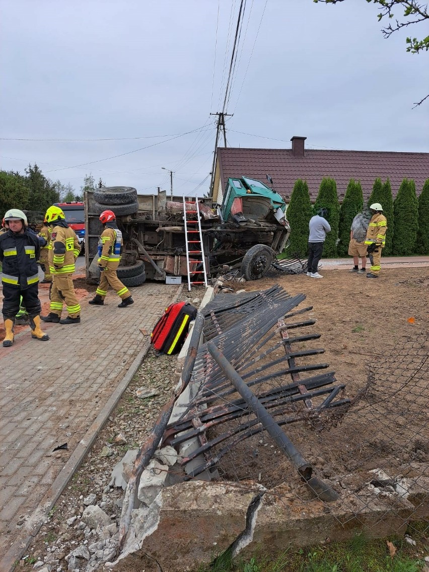 W wyniku zderzenia z BMW samochód ciężarowy wypadł z drogi,...