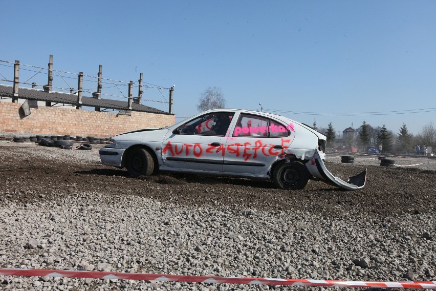 Destruction Derby Krk: wyścigi samochodowe w Krakowie [ZDJĘCIA]