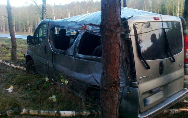 Bus wypadł z drogi i uderzył w drzewo na "trasie śmierci".