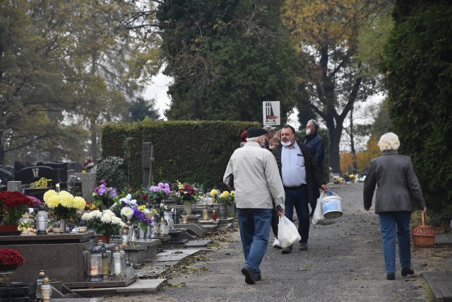 Cmentarze otwarte! Rybnicki od rana odwiedza wielu mieszkańców. "To spóźnione Wszystkich Świętych"