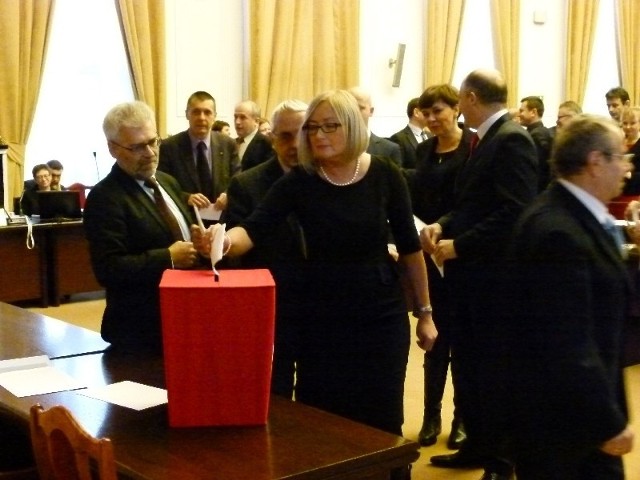 Joanna Kopcińska nie została odwołana z funkcji przewodniczącej. Głosowanie odbyło się w trybie tajnym - głosy oddawane na kartkach wrzucanych do urny.