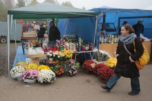 Tłumy na Cmentarzu Centralnym na Wszystkich Świętych