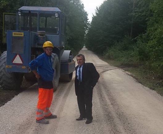 Edmund Kaczmarek, starosta jędrzejowski na budowanej drodze pomiędzy Kotlicami i Chwaścicami.