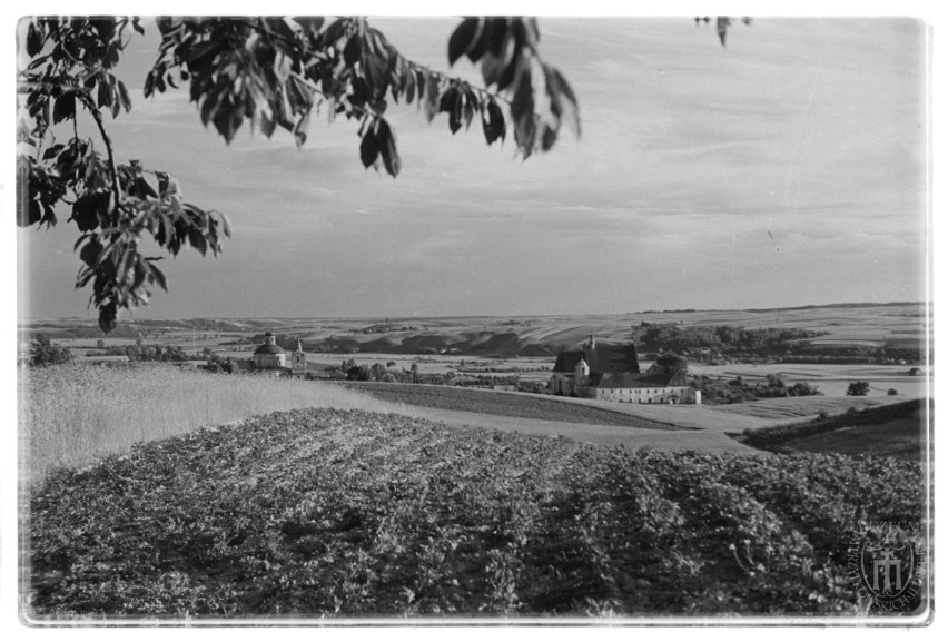 Klimontów, panorama. Widok na kościół św. Józefa oraz...