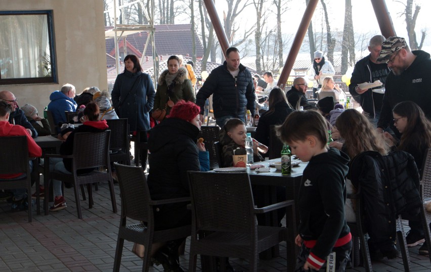 Piknik "Dla walczącej Ukrainy" na tarasie restauracji przy plaży miejskiej. Zobacz zdjęcia