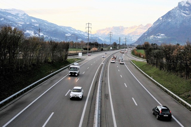 Za jazdę w Szwajcarii bez ważnej winiety grozi mandat w wysokości 200 franków szwajcarskich (około 920 złotych).