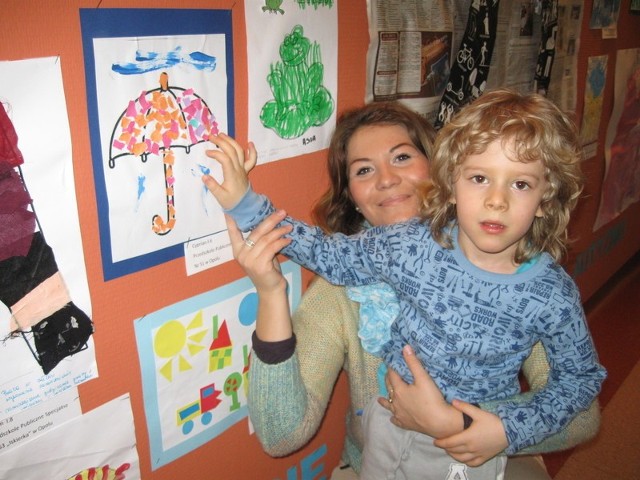 - Moja praca to bardzo kolorowa wyklejanka. Pokazałem parasol i deszcz - mówił nam dziś 6-letni Cyprian Gocki, którego praca była jedną z 23 nadesłanych na konkurs. Na zdjęciu z mamą Moniką.