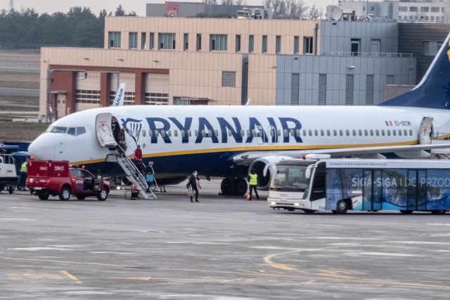 Chory mężczyzna przyleciał do Wrocławia samolotem Ryanair