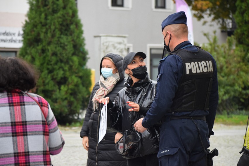 Ponad 100 osób protestowało pod sieradzkim biurem PiS - ZDJĘCIA