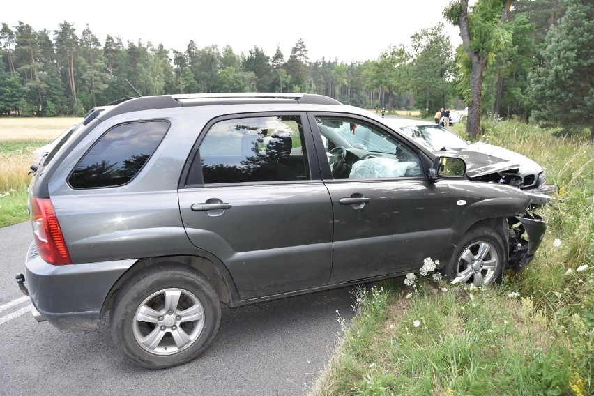 Czołowe zderzenie BMW i KIA. Dwie osoby trafiły do szpitala.