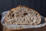 Przepis na wiejski chleb lub chleb na zakwasie. Porady od Maksa Smółki, autora strony Upiecz Sobie Chleb
