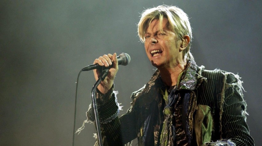 David Bowie w czasie jednego z występów, 13.06.2004