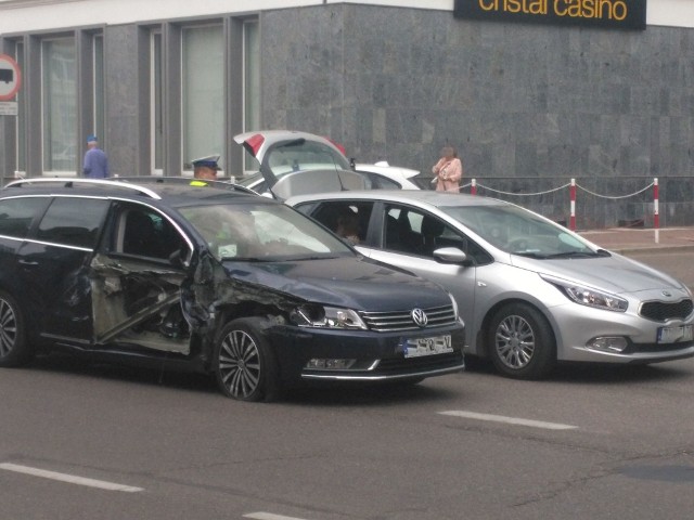 We wtorek w godzinach popołudniowych na ulicy Zwycięstwa w Koszalinie doszło do kolizji samochodu osobowego z pojazdem służb porządkowych. Kierujący osobówką nie zachował ostrożności i uderzył w samochód PGK.Zobacz także Koszalin: Wypadek na skrzyżowaniu ul. Fałata i ul. Wańkowicza